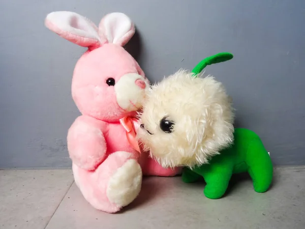 Una Muñeca Forma Conejo Rosa Amiga Sobre Fondo Gris —  Fotos de Stock
