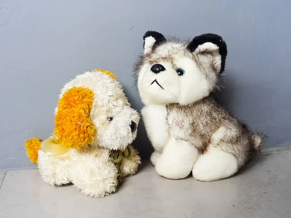 Eine Puppe Form Eines Silbernen Hundes Und Sein Begleiter Auf — Stockfoto