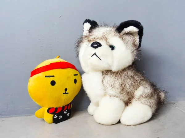 灰色の背景に黄色の日本のキャラクターと彼女の友人のような人形 — ストック写真