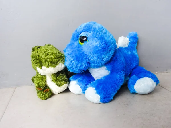 Una Muñeca Azul Forma Dinosaurio Amigo Sobre Fondo Gris — Foto de Stock