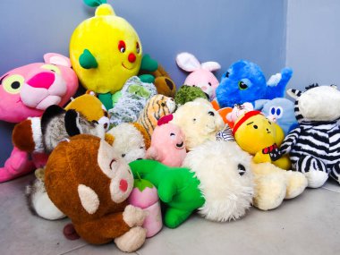 Beyaz arkaplanda çeşitli şekil ve renklerdeki bebekler