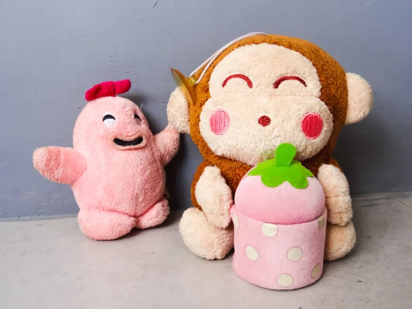 Una Muñeca Con Forma Personaje Rosa Amiga Sobre Fondo Gris —  Fotos de Stock