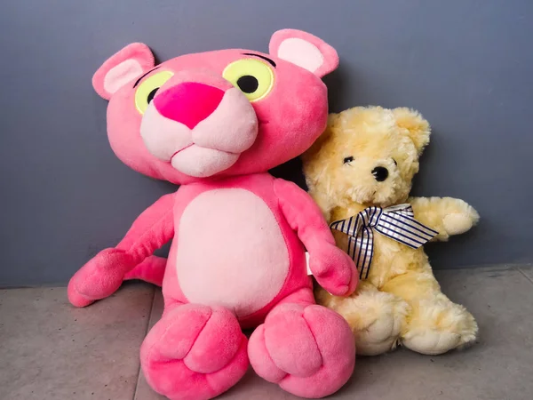 Roze Leeuwenpop Haar Vriend Witte Achtergrond — Stockfoto