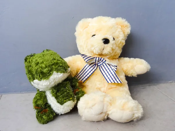 Een Gele Teddybeer Zijn Vriend Een Witte Achtergrond — Stockfoto
