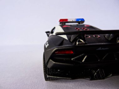 Beyaz arka planda siyah Lamborghini araba oyuncağı