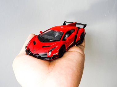 Beyaz arka planda kırmızı Lamborghini araba oyuncağı
