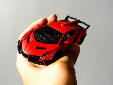 Beyaz arka planda kırmızı Lamborghini araba oyuncağı