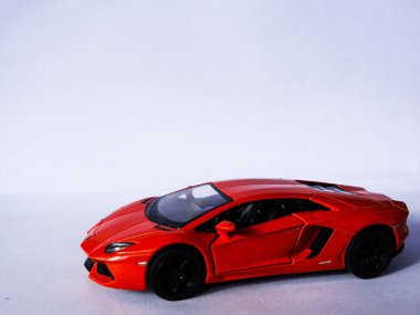 Beyaz arka planda turuncu Lamborghini araba oyuncağı