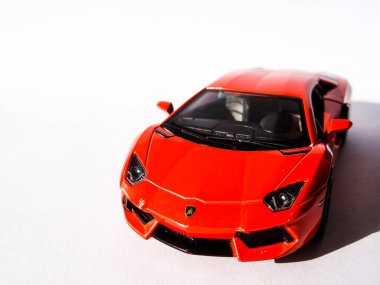 Beyaz arka planda turuncu Lamborghini araba oyuncağı