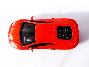 Beyaz arka planda turuncu Lamborghini araba oyuncağı