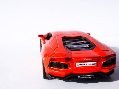 Beyaz arka planda turuncu Lamborghini araba oyuncağı
