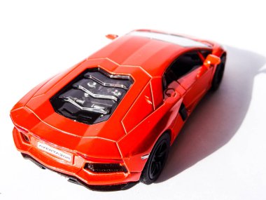 Beyaz arka planda turuncu Lamborghini araba oyuncağı