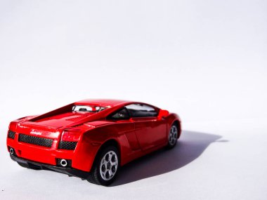 Beyaz arka planda kırmızı Lamborghini araba oyuncağı