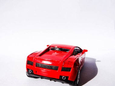 Beyaz arka planda kırmızı Lamborghini araba oyuncağı