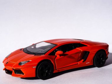 Beyaz arka planda kırmızı Lamborghini araba oyuncağı