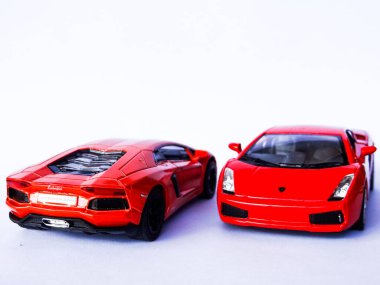 Beyaz arka planda kırmızı Lamborghini araba oyuncağı