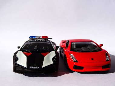 Beyaz arka planda siyah ve kırmızı Lamborghini araba oyuncağı