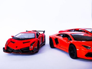 Beyaz arka planda kırmızı Lamborghini araba oyuncağı