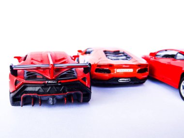 Beyaz arka planda kırmızı Lamborghini araba oyuncağı
