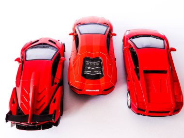 Beyaz arka planda kırmızı Lamborghini araba oyuncağı