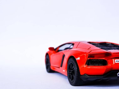 Beyaz arka planda kırmızı Lamborghini araba oyuncağı