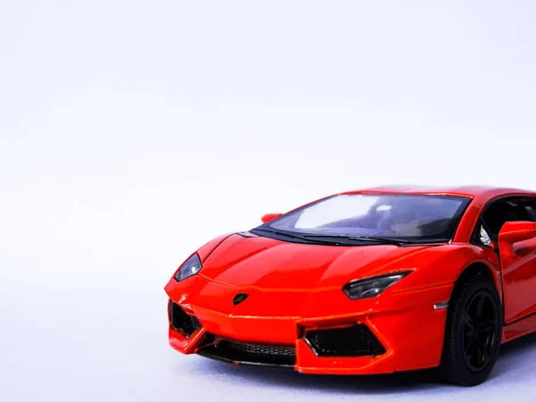 ของเล นรถ Lamborghini แดงบนพ นหล ขาว — ภาพถ่ายสต็อก