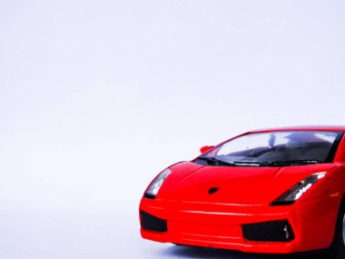 Beyaz arka planda kırmızı Lamborghini araba oyuncağı