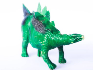 Beyaz arka planda yeşil dinozor oyuncağı