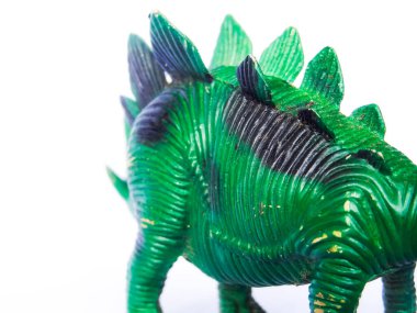 Beyaz arka planda yeşil dinozor oyuncağı