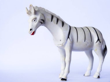 Beyaz arka planda zebra hayvan oyuncağı