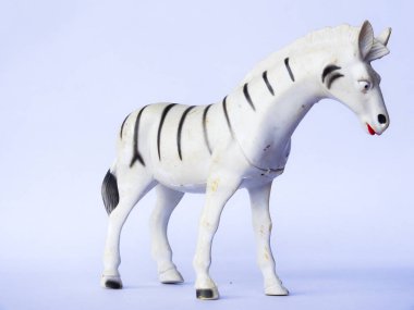 Beyaz arka planda zebra hayvan oyuncağı