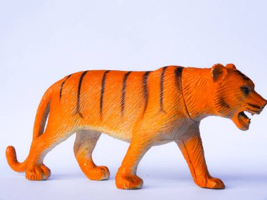 Beyaz arka planda kaplan oyuncağı