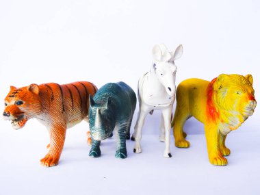 Kaplan, gergedan, zebra, beyaz arka planda aslan oyuncağı.