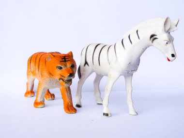 Beyaz arka planda kaplan ve zebra oyuncakları