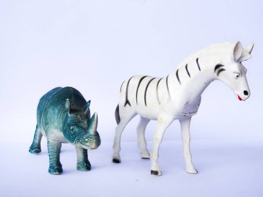 Gergedan ve zebra oyuncakları beyaz arka planda