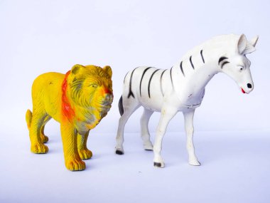 Beyaz arka planda aslan ve zebra oyuncakları