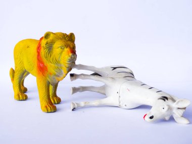 Beyaz arka planda aslan ve zebra oyuncakları
