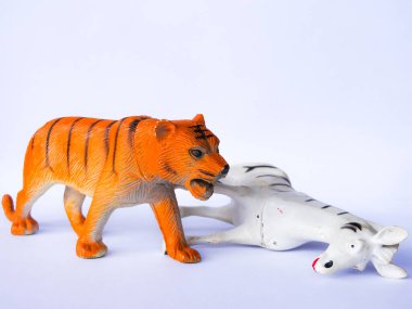 Beyaz arka planda kaplan ve zebra oyuncakları