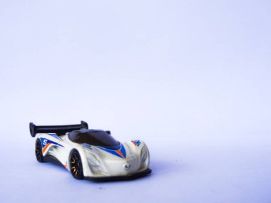 Beyaz arka planda beyaz oyuncak araba