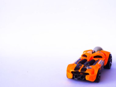 turuncu oyuncak araba beyaz arka planda