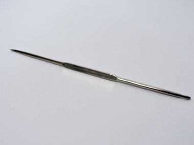 Beyaz arkaplanda gümüş örgü aracı