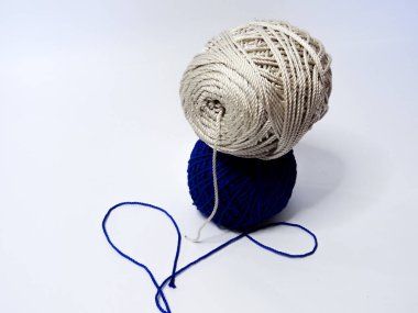 Beyaz arka planda mavi ve beyaz örgü ipliği