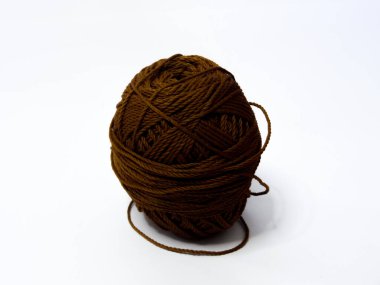 Kahverengi örgü ipliği beyaz arka planda