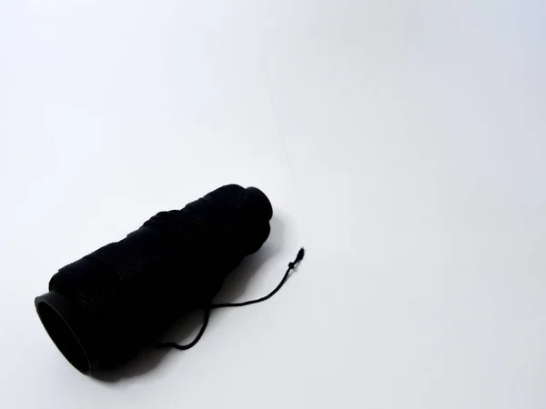 白い背景に黒い編み物糸 — ストック写真