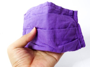 beyaz arkaplanda mor maske