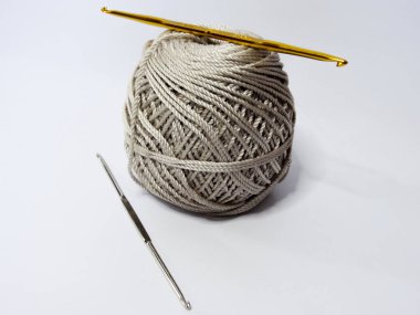 Beyaz arka planda örgü ve iplik