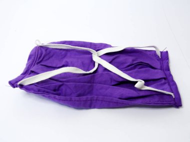 beyaz arkaplanda mor maske