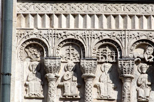 ウラジーミルのドミトリエフスキー大聖堂の石彫 — ストック写真