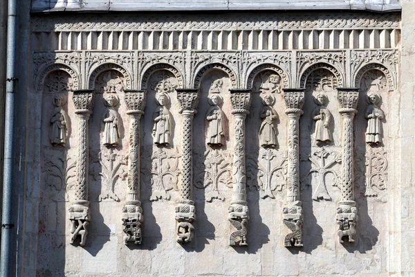 ウラジーミルのドミトリエフスキー大聖堂の石彫 — ストック写真