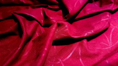 kırmızı kumaş veya eğri desenli kumaş.